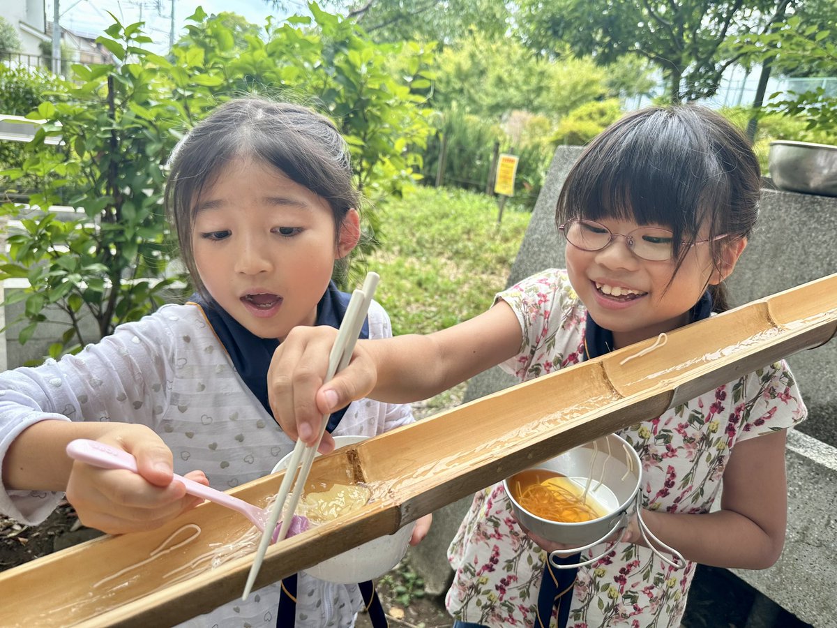 GS_Tokyo109's tweet photo. 流しそうめん出来たよ！スイカ割りも🍉！
蓮の葉のシャワー🚿や、メダカすくい🐠など、盛りだくさんのプログラムでした🥰
流しそうめんの土台は、小学2年生のガールスカウトも組み立てます💪
https://t.co/ZG69BdxIHe https://t.co/jA1fypu2UF
