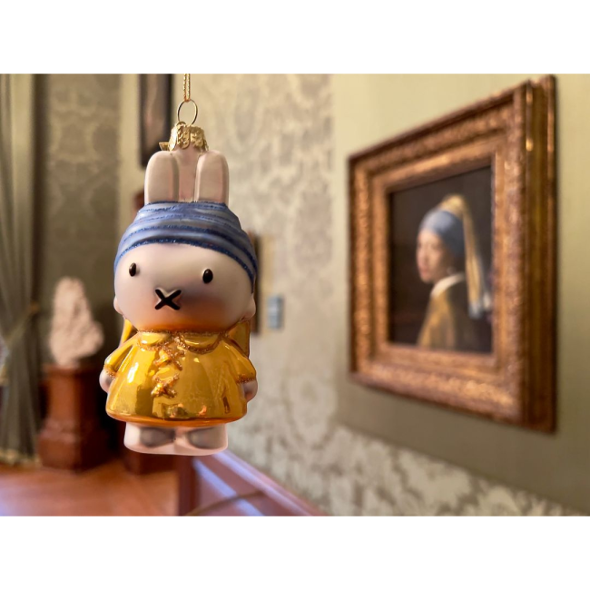 JpFreeBirds's tweet photo. ／
【人気商品】ミッフィー x フェルメール コラボ商品各種♪
＼

あみぐるみは1点づつ手編みのため、現在ご予約・お待ちいただく形となります♪
「待つ時間も、楽しみの一部。」となりますように⏳✨

▼商品ページ🛍️🎁
https://t.co/HnAQ46tDEu

#牛乳を注ぐ女
#真珠の耳飾りの少女 https://t.co/KOrrxUHgIn