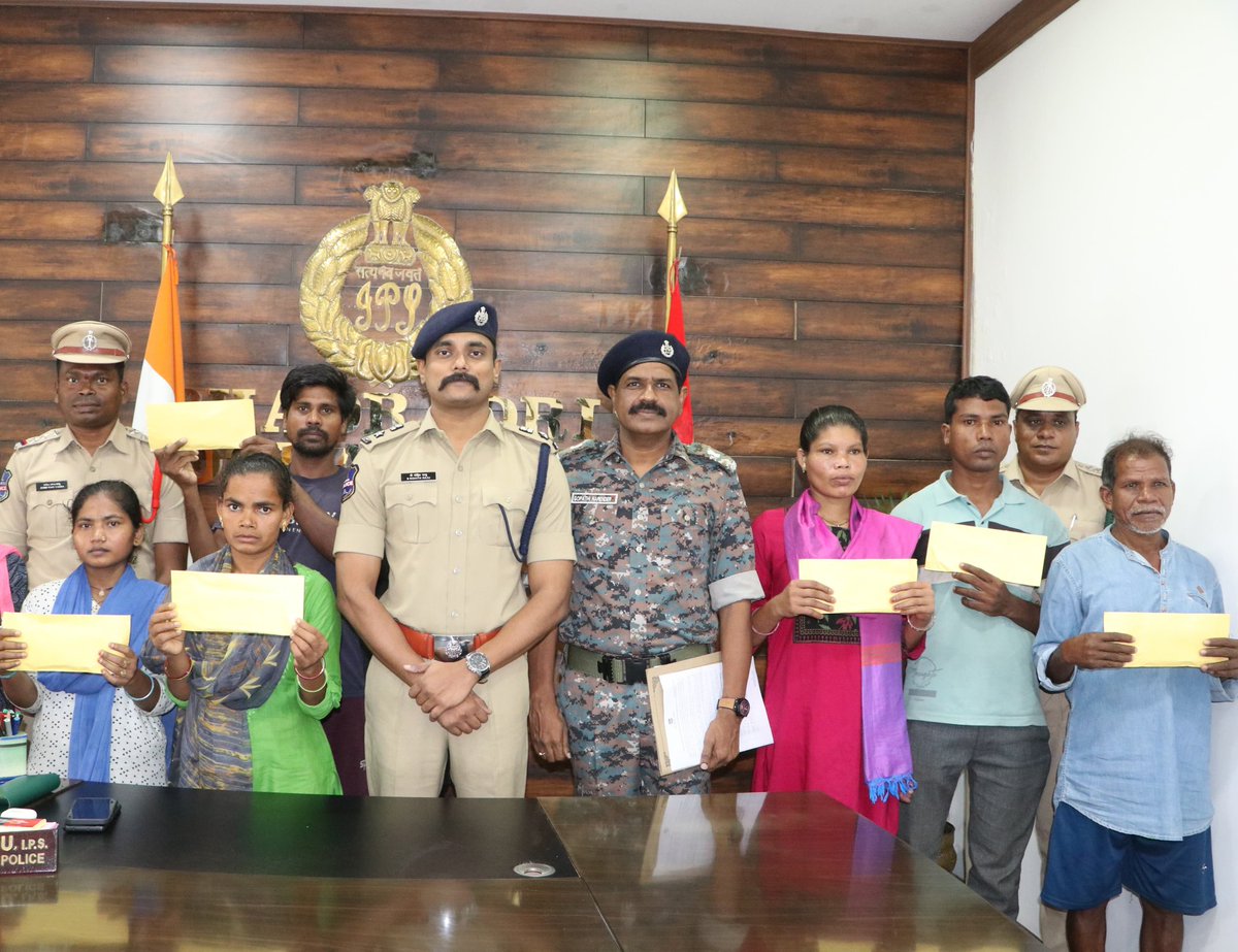 SP KOTHAGUDEM (@spkothagudem) on Twitter photo లొంగిపోయిన మావోయిస్టు సభ్యులకు తక్షణమే పునరావాస సౌకర్యాలు.అభివృద్ధితో కూడిన ప్రజల శాంతియుత జీవనమే పోలీసు శాఖ నినాదం : ఎస్పీ రోహిత్ రాజు ఐపిఎస్.
నిషేధిత సిపిఐ మావోయిస్టు పార్టీకి చెందిన ఆరుగురు సభ్యులు ఈ రోజు జిల్లా ఎస్పీ గారి ఎదుట జరిగింది.<a href="/TelanganaCOPs/">Telangana Police</a> <a href="/TelanganaDGP/">DGP TELANGANA POLICE</a> లొంగిపోయిన మావోయిస్టు సభ్యులకు తక్షణమే పునరావాస సౌకర్యాలు.అభివృద్ధితో కూడిన ప్రజల శాంతియుత జీవనమే పోలీసు శాఖ నినాదం : ఎస్పీ రోహిత్ రాజు ఐపిఎస్.
నిషేధిత సిపిఐ మావోయిస్టు పార్టీకి చెందిన ఆరుగురు సభ్యులు ఈ రోజు జిల్లా ఎస్పీ గారి ఎదుట జరిగింది.<a href="/TelanganaCOPs/">Telangana Police</a> <a href="/TelanganaDGP/">DGP TELANGANA POLICE</a>