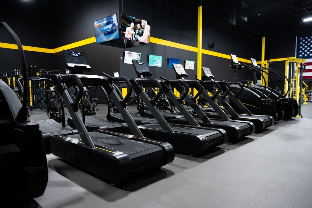 TRUEfitnesstech's tweet photo. We’re proud to support the team at S2 | Supplement Superstores with TRUE strength, Stryker Slat Treadmills, and Palisade Climbers customized in their signature yellow.

Thanks for letting us be a part of your corporate gym built to reflect your culture and fuel your people. https://t.co/BSK8mQOSul
