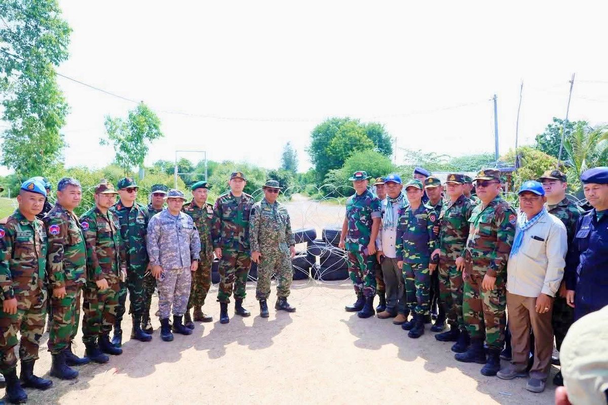 UnmaskConflict's tweet photo. 🛑 Seven-nation Interim Observer Team, led by Malaysia’s Defence Attaché, visited Prey Chan Village, Banteay Meanchey, after reports of illegal Thai barbed wire installation (Aug 12–13) just days after the Aug 7 Cambodia–Thailand ceasefire agreement. https://t.co/B5THEyOP4y