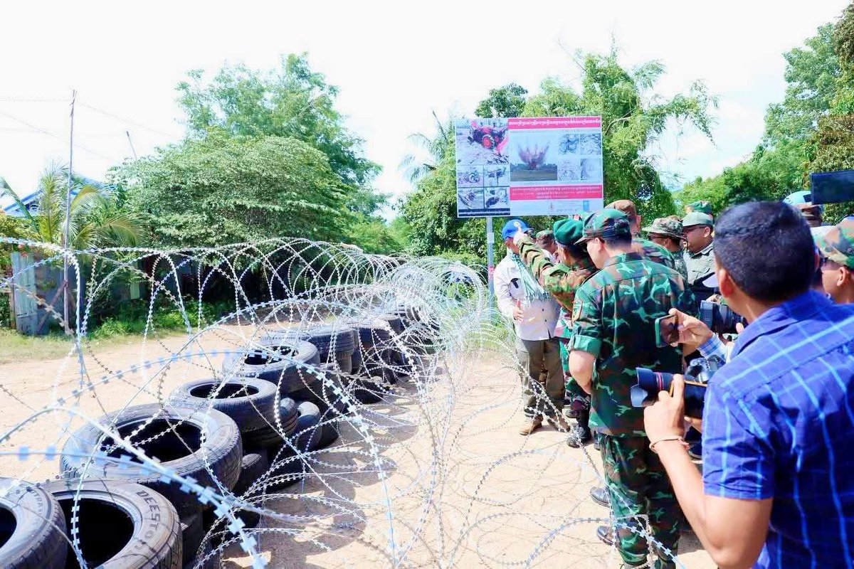 UnmaskConflict's tweet photo. 🛑 Seven-nation Interim Observer Team, led by Malaysia’s Defence Attaché, visited Prey Chan Village, Banteay Meanchey, after reports of illegal Thai barbed wire installation (Aug 12–13) just days after the Aug 7 Cambodia–Thailand ceasefire agreement. https://t.co/B5THEyOP4y