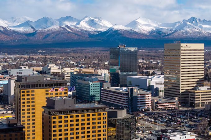 ceanmedia's tweet image. Did you know? Over 25 years, Alaska’s oil wealth has given residents $37,986 in dividends, boosted average pay by $5,690, and increased minimum wage by $2,063. Imagine if Putin shared Russian resource profits—how much could citizens benefit? 💰🌍 #OilEconomy #WealthDistribution