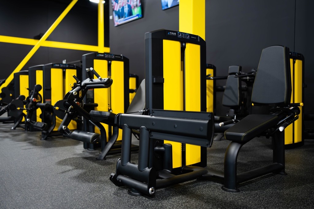 TRUEfitnesstech's tweet photo. We’re proud to support the team at S2 | Supplement Superstores with TRUE strength, Stryker Slat Treadmills, and Palisade Climbers customized in their signature yellow.

Thanks for letting us be a part of your corporate gym built to reflect your culture and fuel your people. https://t.co/BSK8mQOSul
