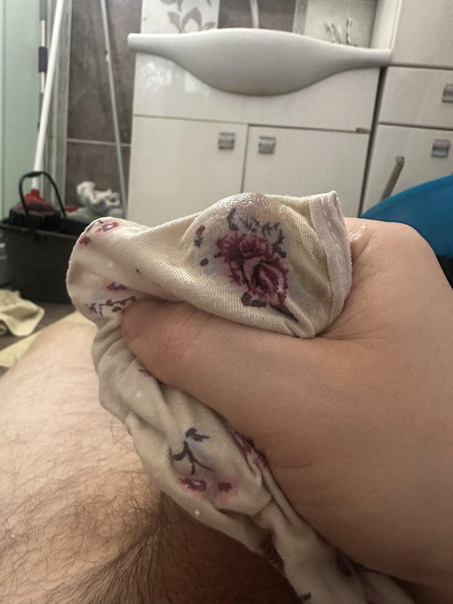 Karısının Kirli Sepetindeki Çamaşırlarına Koklaya koklaya boşalmış Kocası…Görüntülüye gelmek isteyenler yoruma yazsın demiş 👙💋👙💋