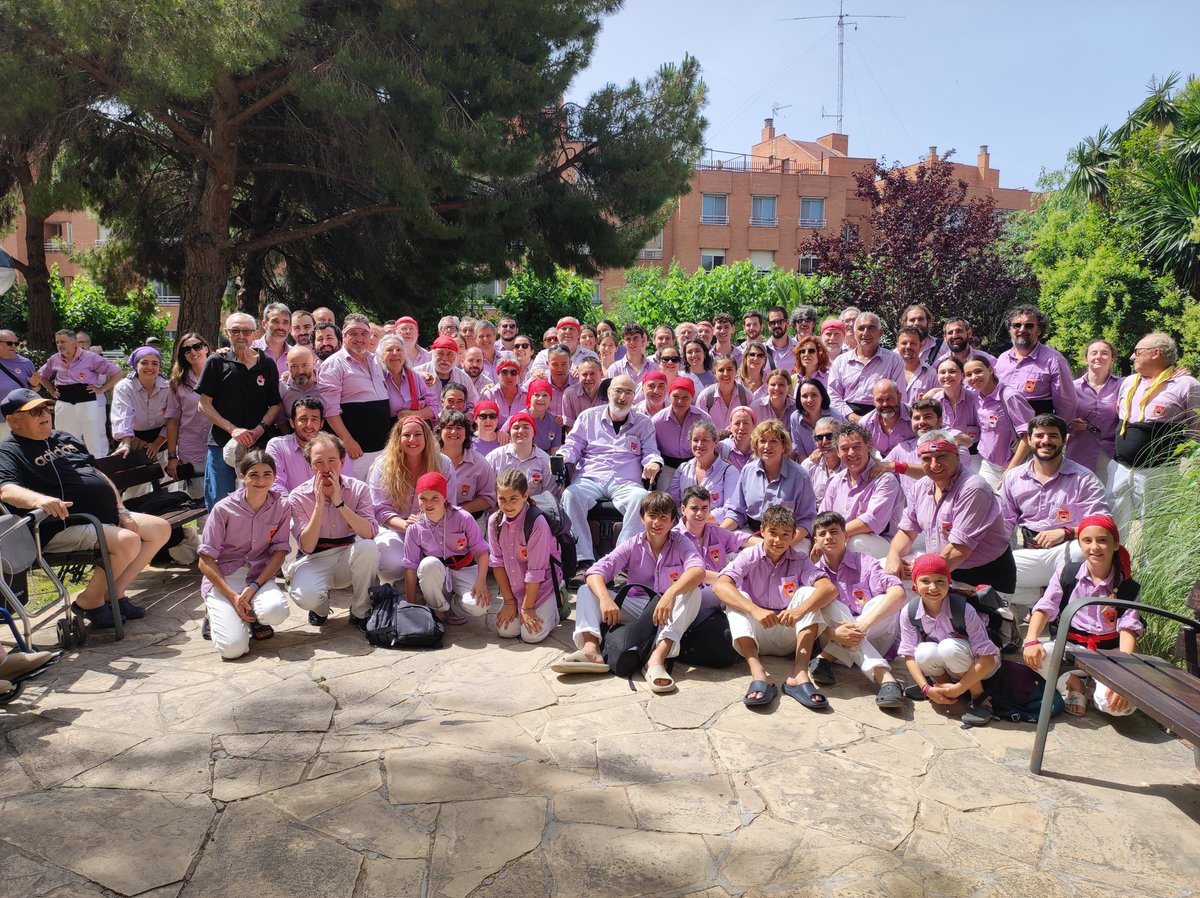 JoveDeTarragona's tweet photo. Amb molta tristesa us fem saber que ens ha deixat l'estimat Josep Lluís Gras Alcalde.

Gras va entrar a la colla al 1982 i havia estat un dels impulsors de la revista 'L'Esperidió'.  Va formar part de la junta de la Colla i va ser el primer president de l'Associació d'Amics, l’any 1985.

Com la seva companya inseparable, la Roser, sempre ha mostrat un ferm compromís amb Tarragona i el país. 

Però sobretot amb la Jove. Era un exemple de determinació, força i valentia, ja que després de patir un malaurat accident casteller, va seguir estretament vinculat a la colla, també contribuint-hi amb iniciatives recents, com la mostra castellera a la residència Sanitas o la seva participació, com a entrevistat, en el darrer número de l’Esperidió.

La Colla Jove volem fer arribar una fortíssima abraçada i tota la nostra estima a la seva família i els amics. Gràcies per tot, Josep Lluís.

#castells