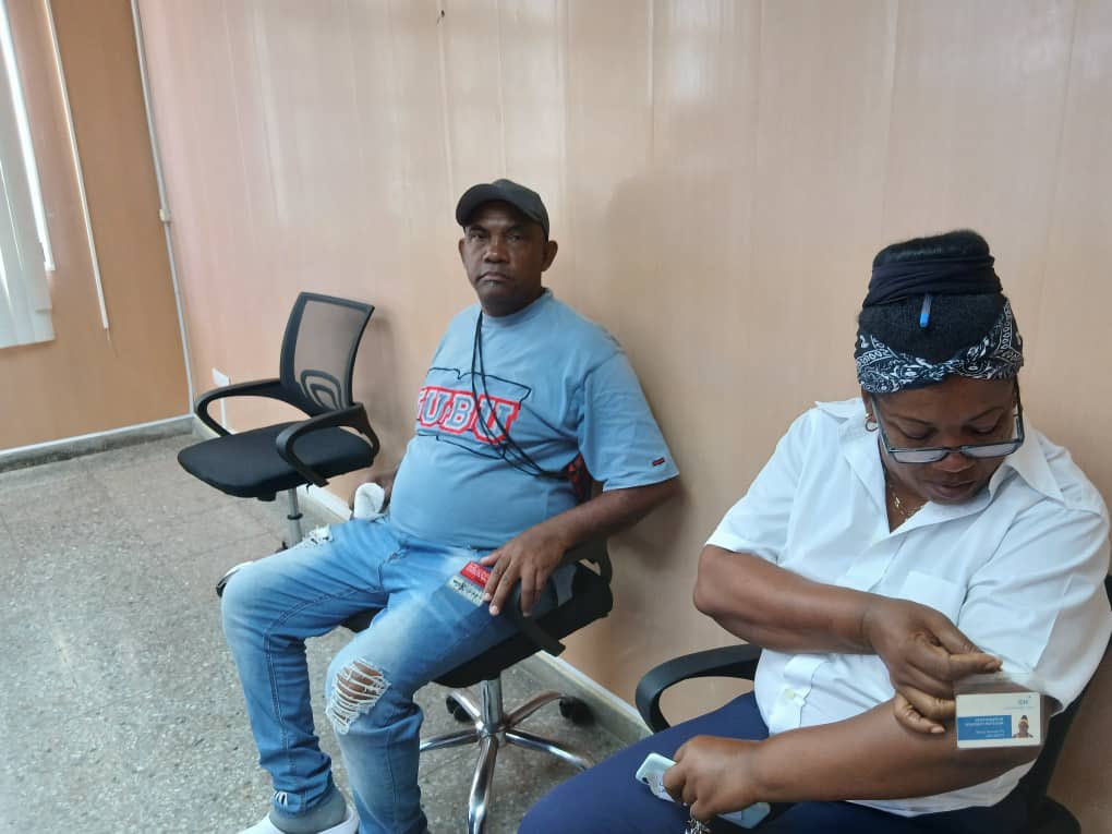 Con motivo del natalicio del comandante #Fidel, los trabajadores de la UEB Sueros y Hemoderivados llevaron a cabo una jornada de donación de sangre. #CienAñosConFidel