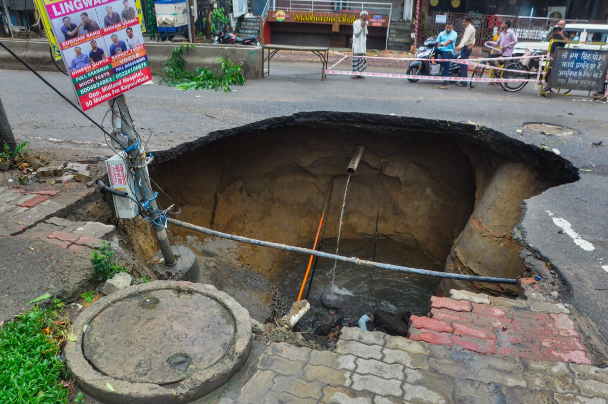 irfan_speak786's tweet image. तस्वीर हैं उत्तरप्रदेश लखनऊ की।

#UttarPradesh #RoadProblems #NitinGadkari #YogiAdityanath