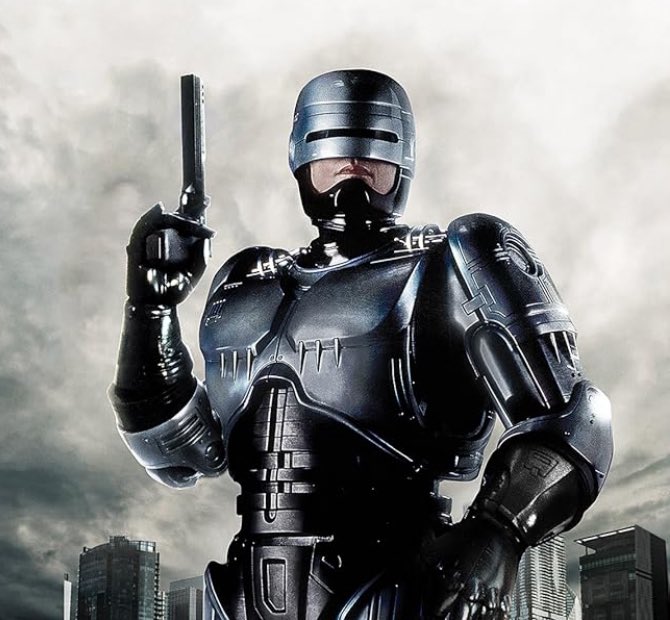 maxcastro18's tweet photo. @Hechizero_38 Es RoboCop jajaja 🤣 https://t.co/NXdqCG2HNt