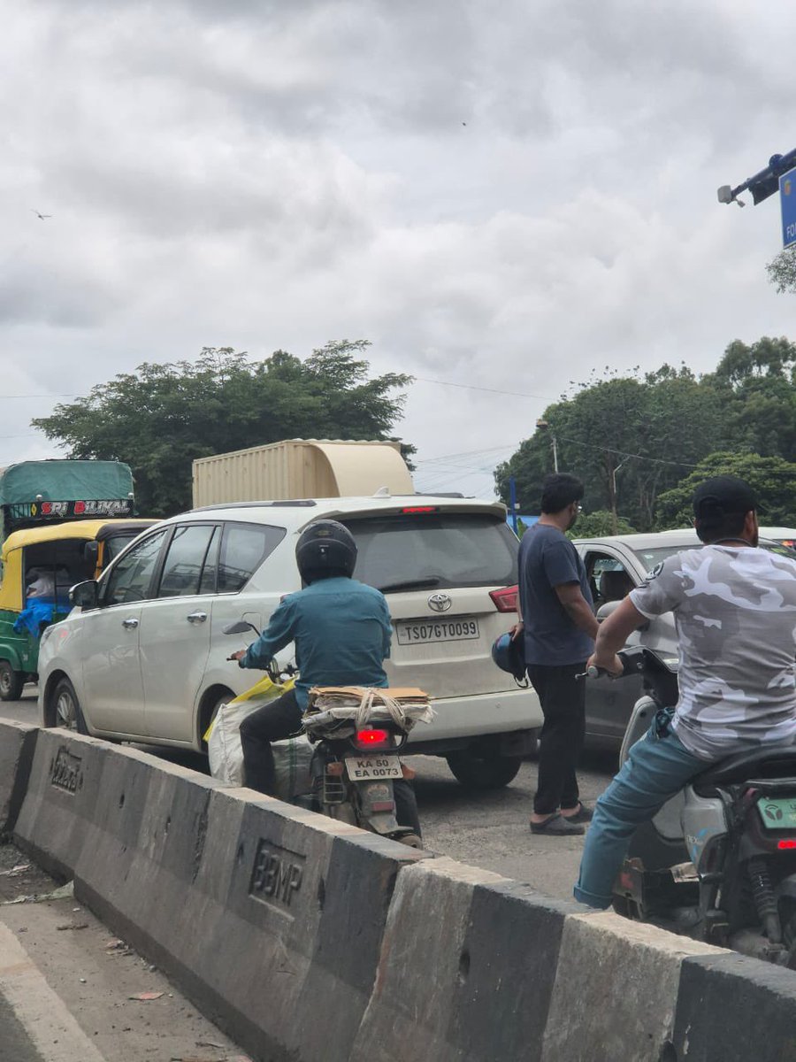 motordave2's tweet image. Innova Crysta 2.8Zx On Road Hyderabad Rs. 33.13 Lakh.

Excellent Confidence of #Innova Driver, driving on the #Wrong #Side followed by TVS XL &amp;amp; EV. 

Riding &amp;amp; Driving needs #Disciplines &amp;amp; #WrongSide min. Court Fine should be Rs. 10,000.

@MORTHIndia Take a look. 

@ChristinMP_