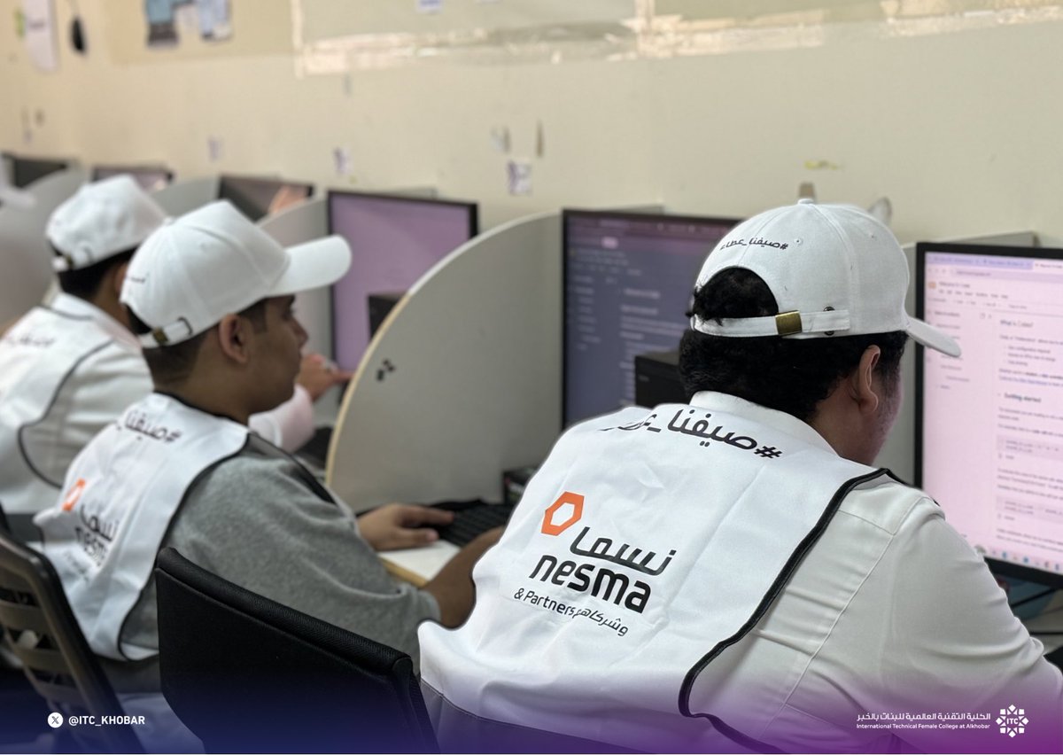 تعزيزًا لجهود تمكين الشباب بالمهارات الرقمية،
قدّمت #الكلية_التقنية_العالمية_للبنات_بالخبر بالتعاون مع #جمعية_ترميم دورة مقدمة في بايثون والذكاء الاصطناعي، لتنمية معارف المتدربين بأساسيات البرمجة وتقنيات الذكاء الاصطناعي، وصقل مهاراتهم في هذا المجال الواعد.