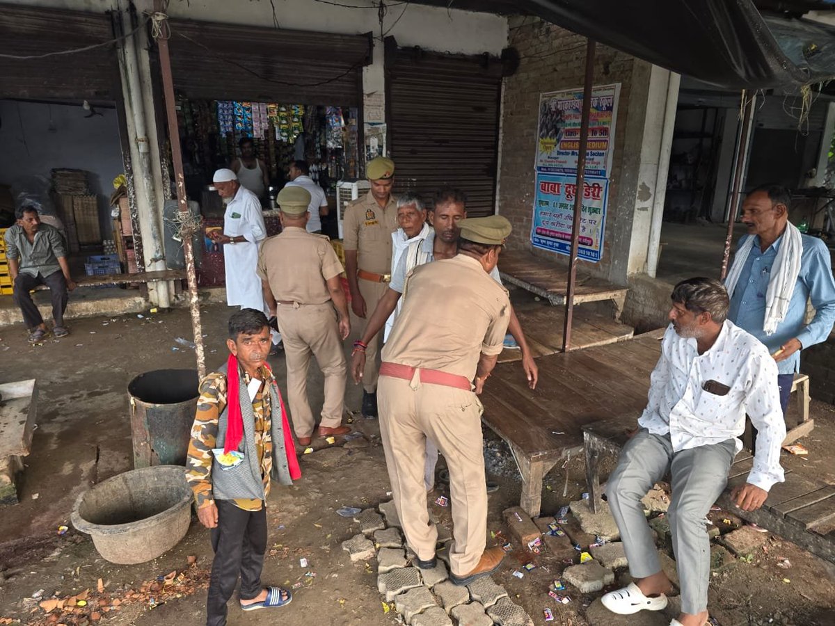 hamirpurpolice's tweet photo. #_SP हमीरपुर के निर्देशन में स्वतंत्रता दिवस पर्व की पूर्व संध्या पर थाना ललपुरा पुलिस द्वारा अपने क्षेत्र अंतर्गत आने वाले ढाबों, होटल,रेलवे स्टेशन,बस अड्डा एवं अन्य स्थानों पर संदिग्ध व्यक्तियों एवं वाहनों की सघन चेकिंग की गई साथ ही जनमानस को सुरक्षा के प्रति जागरूक किया गया। https://t.co/dAHkg4JSiU