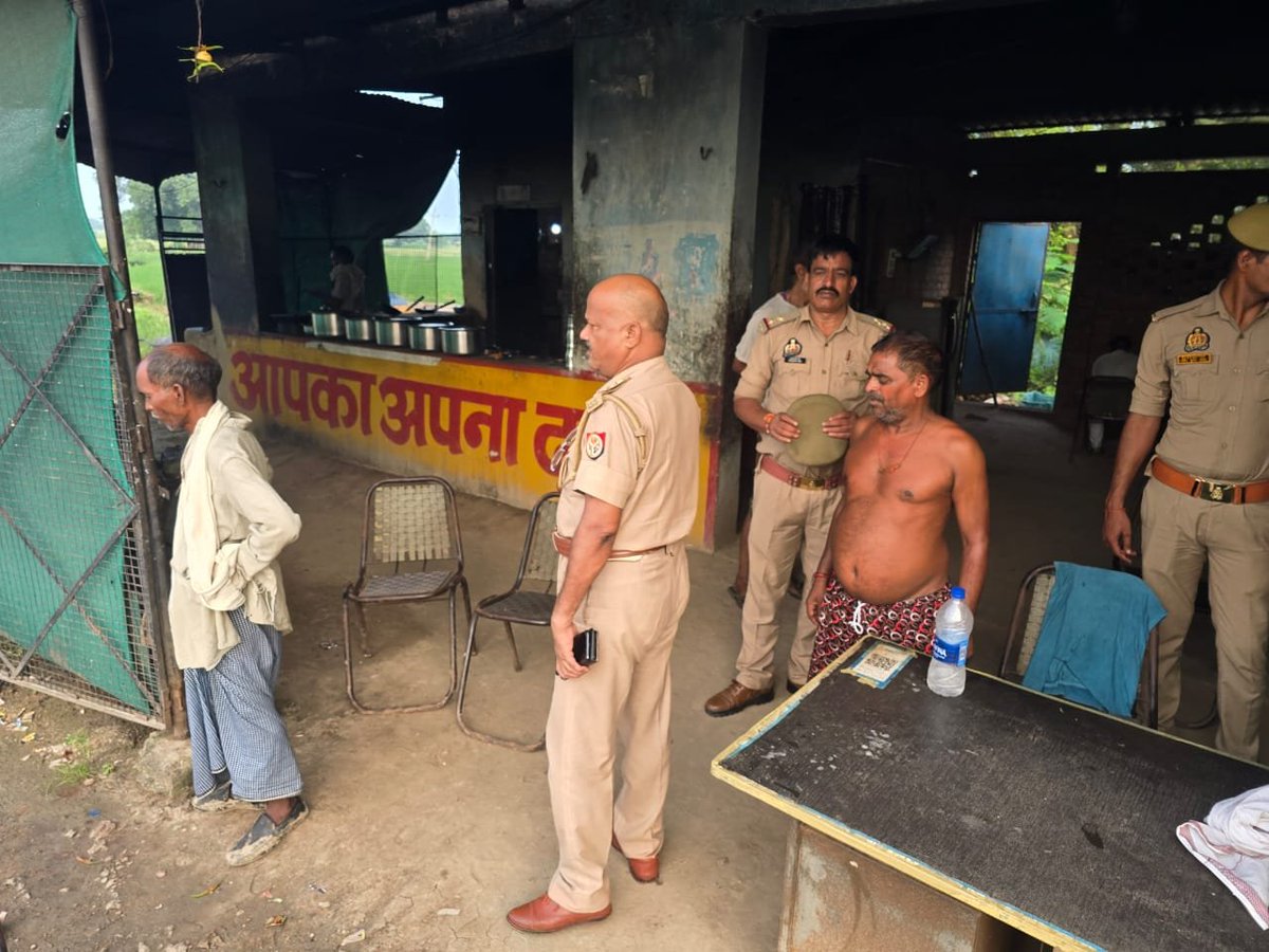 hamirpurpolice's tweet photo. #_SP हमीरपुर के निर्देशन में स्वतंत्रता दिवस पर्व की पूर्व संध्या पर थाना ललपुरा पुलिस द्वारा अपने क्षेत्र अंतर्गत आने वाले ढाबों, होटल,रेलवे स्टेशन,बस अड्डा एवं अन्य स्थानों पर संदिग्ध व्यक्तियों एवं वाहनों की सघन चेकिंग की गई साथ ही जनमानस को सुरक्षा के प्रति जागरूक किया गया। https://t.co/dAHkg4JSiU