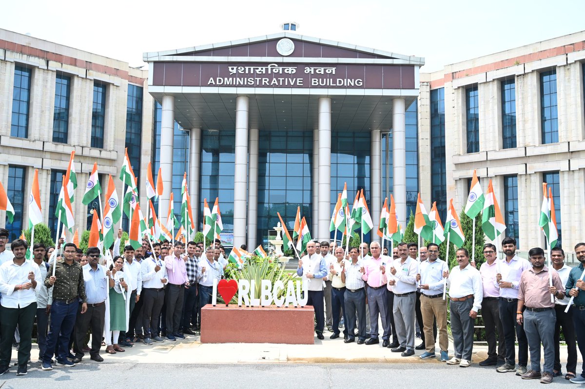 RLBCAU_NSS's tweet photo. NSS units of RLBCAU, Jhansi organized Har Ghar Tiranga march in the presence of Hon'ble Vice Chancellor Prof. A. K. Singh.
#HarGharTiranga #AzadiKaAmritMahotsav #TirangaYatra @NSSRDUPUK @_NSSIndia @YASMinistry @rlbcaujhansi https://t.co/0VwZqqdEqa
