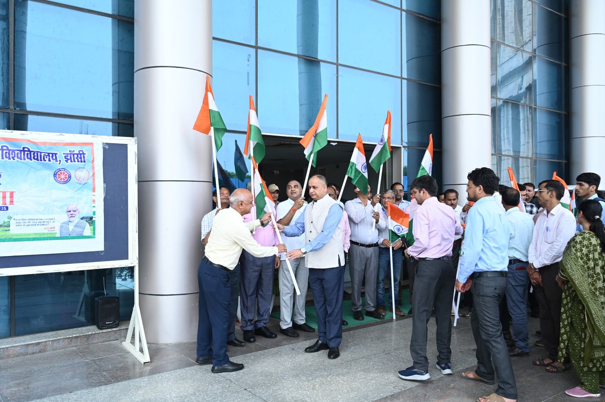 RLBCAU_NSS's tweet photo. NSS units of RLBCAU, Jhansi organized Har Ghar Tiranga march in the presence of Hon'ble Vice Chancellor Prof. A. K. Singh.
#HarGharTiranga #AzadiKaAmritMahotsav #TirangaYatra @NSSRDUPUK @_NSSIndia @YASMinistry @rlbcaujhansi https://t.co/0VwZqqdEqa