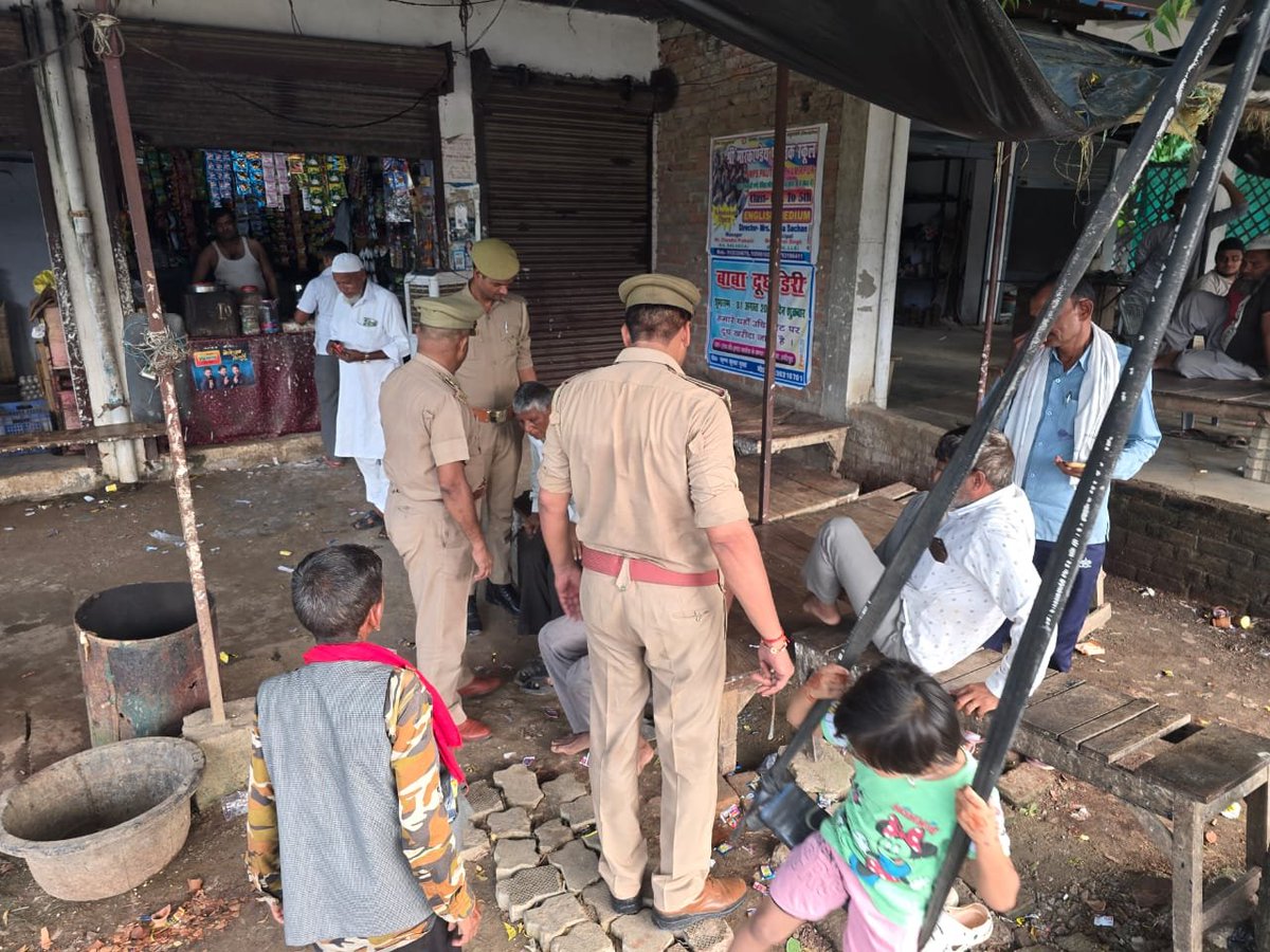 hamirpurpolice's tweet photo. #_SP हमीरपुर के निर्देशन में स्वतंत्रता दिवस पर्व की पूर्व संध्या पर थाना ललपुरा पुलिस द्वारा अपने क्षेत्र अंतर्गत आने वाले ढाबों, होटल,रेलवे स्टेशन,बस अड्डा एवं अन्य स्थानों पर संदिग्ध व्यक्तियों एवं वाहनों की सघन चेकिंग की गई साथ ही जनमानस को सुरक्षा के प्रति जागरूक किया गया। https://t.co/dAHkg4JSiU
