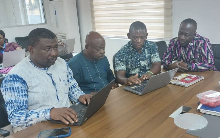 WHOGhana's tweet image. Together with @_GHSofficial &amp;amp; partners, we are developing the Ghana Switch Plan, to guide the country’s transition from RTS,S to R21 malaria vaccine. 

This transition aims to optimize Ghana’s vaccine portfolio and enhance operational efficiency to #EndMalaria.