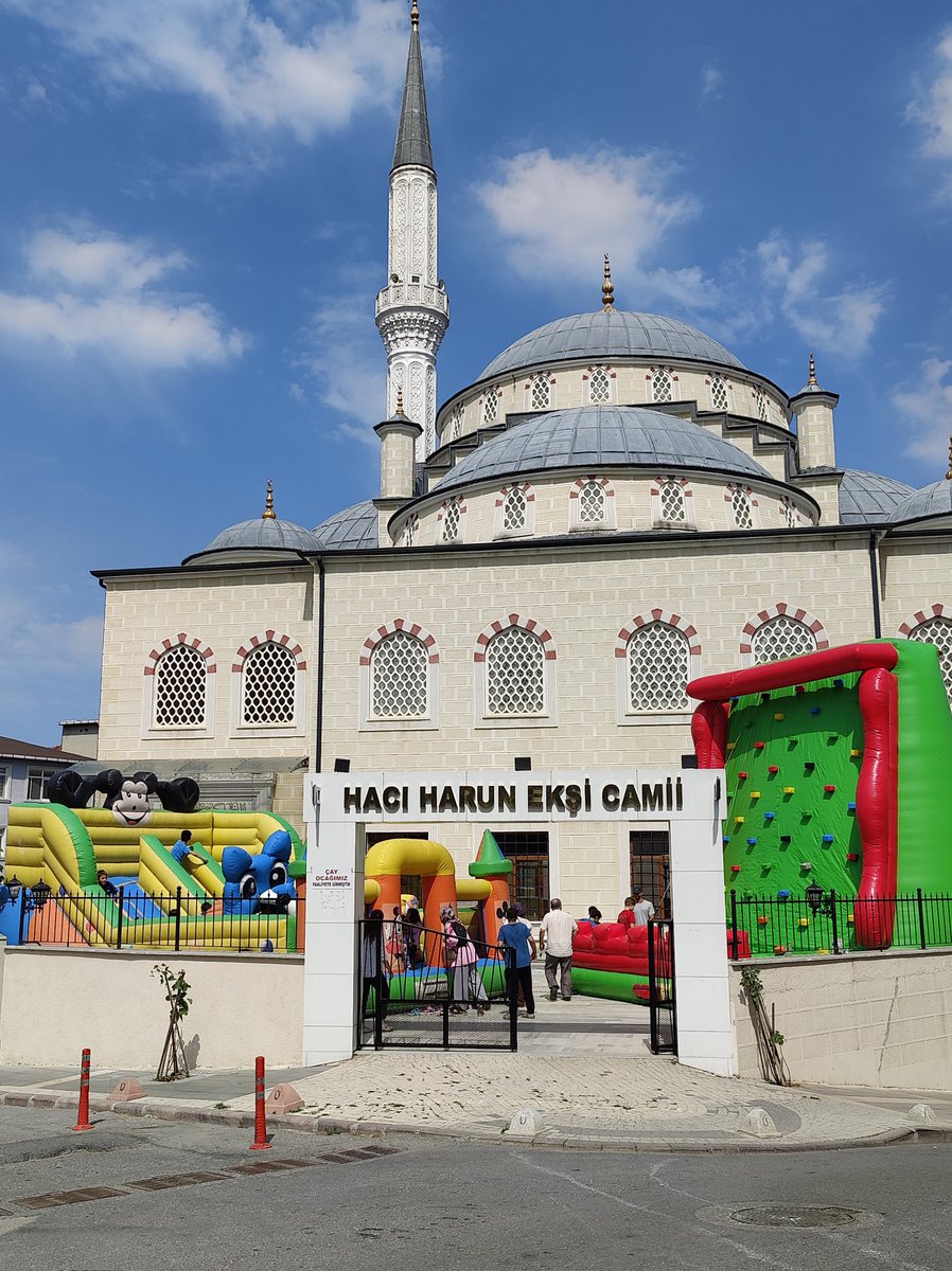 Bizim mahalledeki camiinin avlusuna çocuklar için şöyle şeyler yapmışlar kaydırak var tırmanma var çok hoşuma gitti