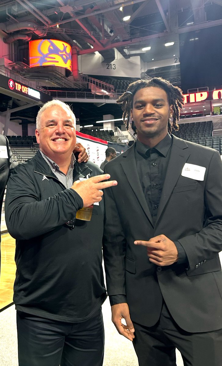 cincygreghoodin's tweet photo. Soooooooo… we good ! @thejizzlejames 
LETS GO #BEARCATS @GoBEARCATS @GoBearcatsMBB #BearcatFamily #BearcatsUnited #BearcatVibes #weareuc 
#wewearcincinnati #Bearcats #LetsReign yes, that is a @CincyLight in my hand . @BearcatJournal 🏀🏀⚫️🔴⚫️🔴 https://t.co/FVLy36UiiI