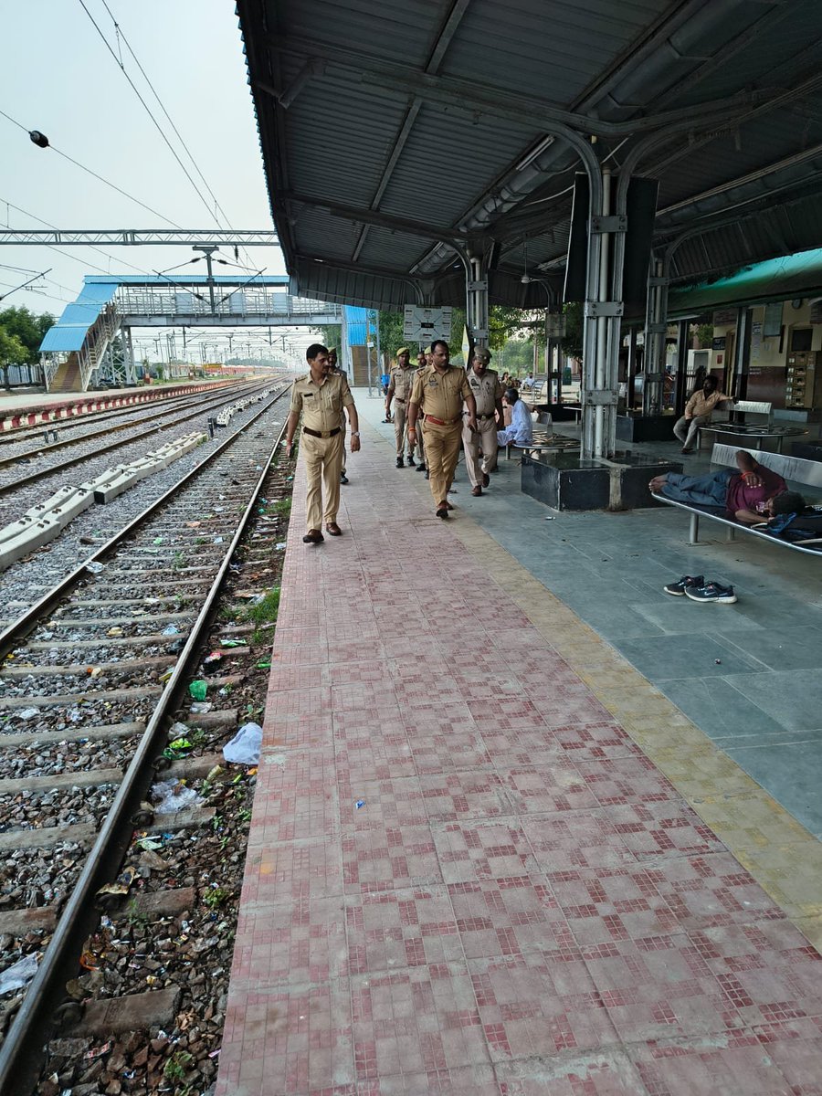 hamirpurpolice's tweet photo. #_SP हमीरपुर के निर्देशन में स्वतंत्रता दिवस पर्व की पूर्व संध्या पर थाना सुमेरपुर पुलिस द्वारा अपने थाना क्षेत्र अतर्गत आने वाले ढाबों,होटल,रेलवे स्टेशन, बस अड्डा एवं अन्य स्थानों पर संदिग्ध व्यक्तियों एवं वाहनों की चेकिंग की गई साथ ही जनमानस को सुरक्षा के प्रति जागरूक किया गया। https://t.co/WC6uj0yRdw