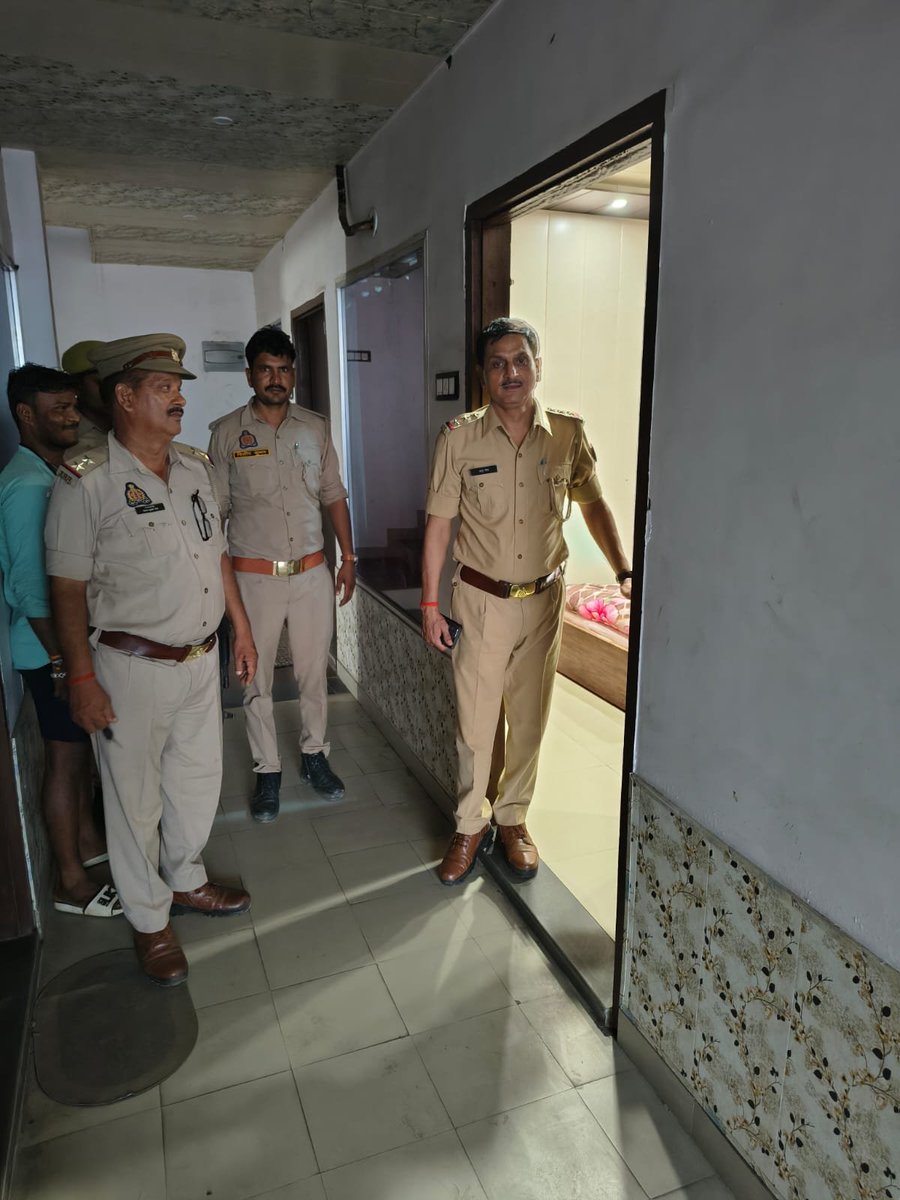 hamirpurpolice's tweet photo. #_SP हमीरपुर के निर्देशन में स्वतंत्रता दिवस पर्व की पूर्व संध्या पर थाना सुमेरपुर पुलिस द्वारा अपने थाना क्षेत्र अतर्गत आने वाले ढाबों,होटल,रेलवे स्टेशन, बस अड्डा एवं अन्य स्थानों पर संदिग्ध व्यक्तियों एवं वाहनों की चेकिंग की गई साथ ही जनमानस को सुरक्षा के प्रति जागरूक किया गया। https://t.co/WC6uj0yRdw