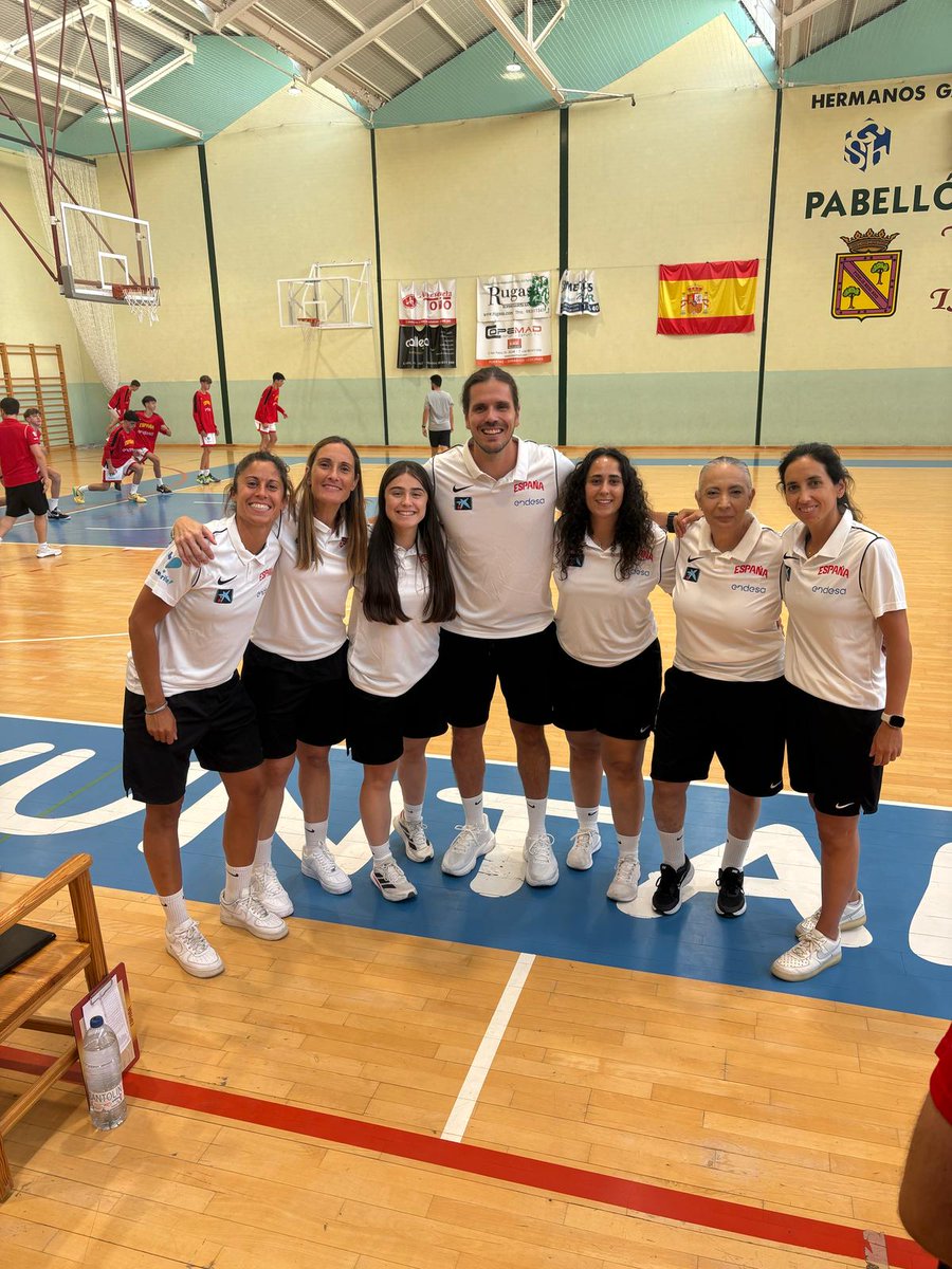 draruizgomez's tweet photo. 21 años de mi 1ª convocatoria con @BaloncestoESP 🏀desde aquel verano de plata con la U18F nuevos staff viejos conocidos #AnaSuárez jugadora ahora entrenadora
#MedicinadelDeporte aprendizaje y pasión innata
El tiempo pasa, la ilusión permanece
#U14F 🇪🇸 #SomosEquipo #LaFamilia https://t.co/5dAbSXkw1k
