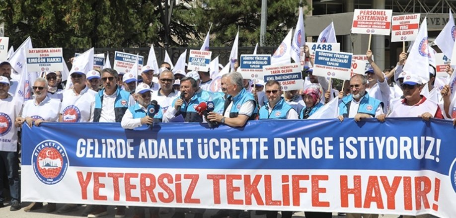 sdaolgun's tweet photo. Diyanet-Sen Yetersiz Teklifi Hazine ve Maliye Bakanlığı Önünde Protesto Etti

Memurun İstekleri Dikkate Alınmalıdır

Cumhurbaşkanımızın Sözüne Sadık Kalınmalıdır 

Adil Teklif Gelsin, Çözüm Masada Üretilsin