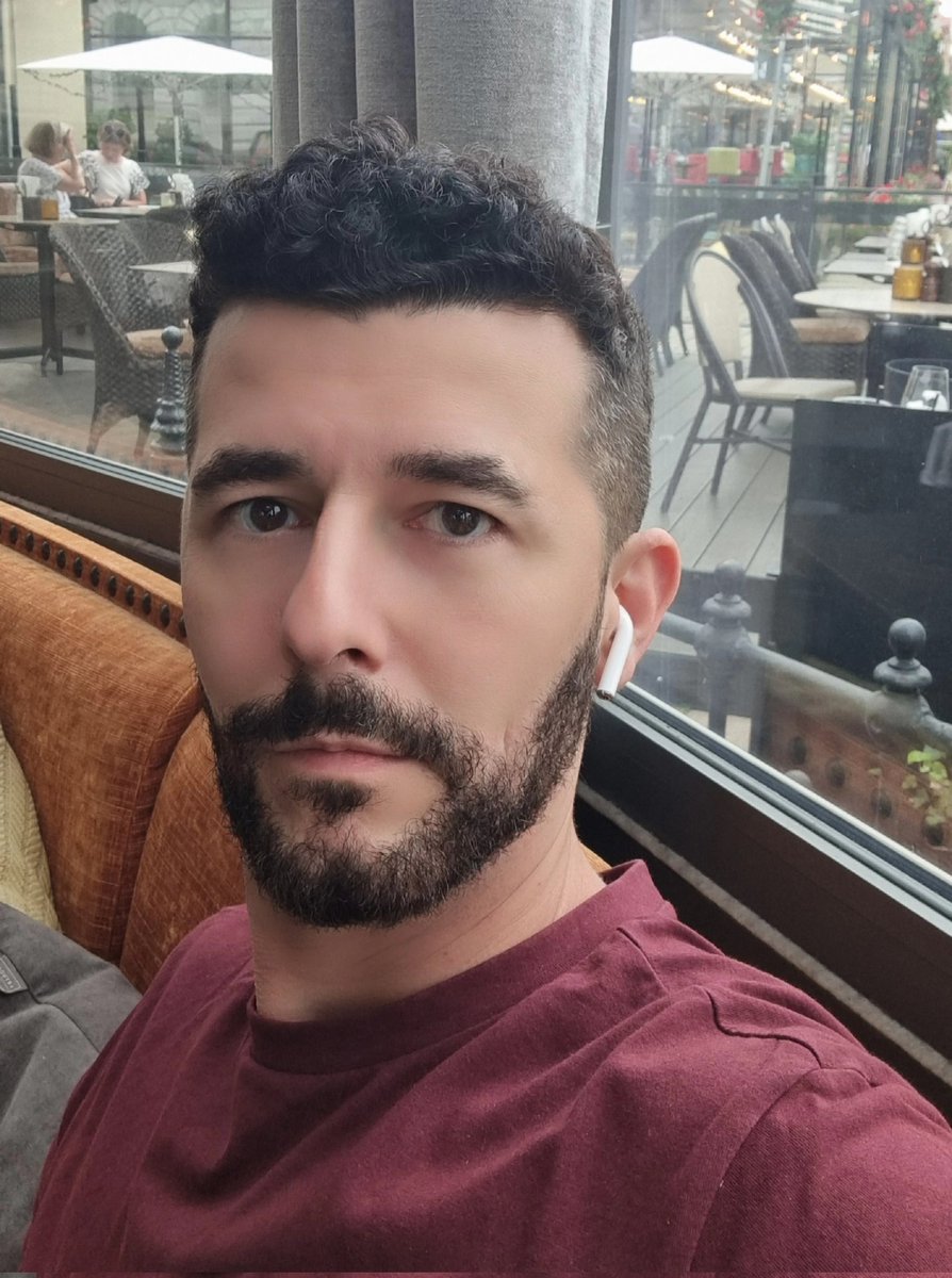 Ser mi novio significa que te voy a llevar a los restaurantes más bonitos y románticos porque, aunque no lo seas, voy a ir igualmente yo solo.