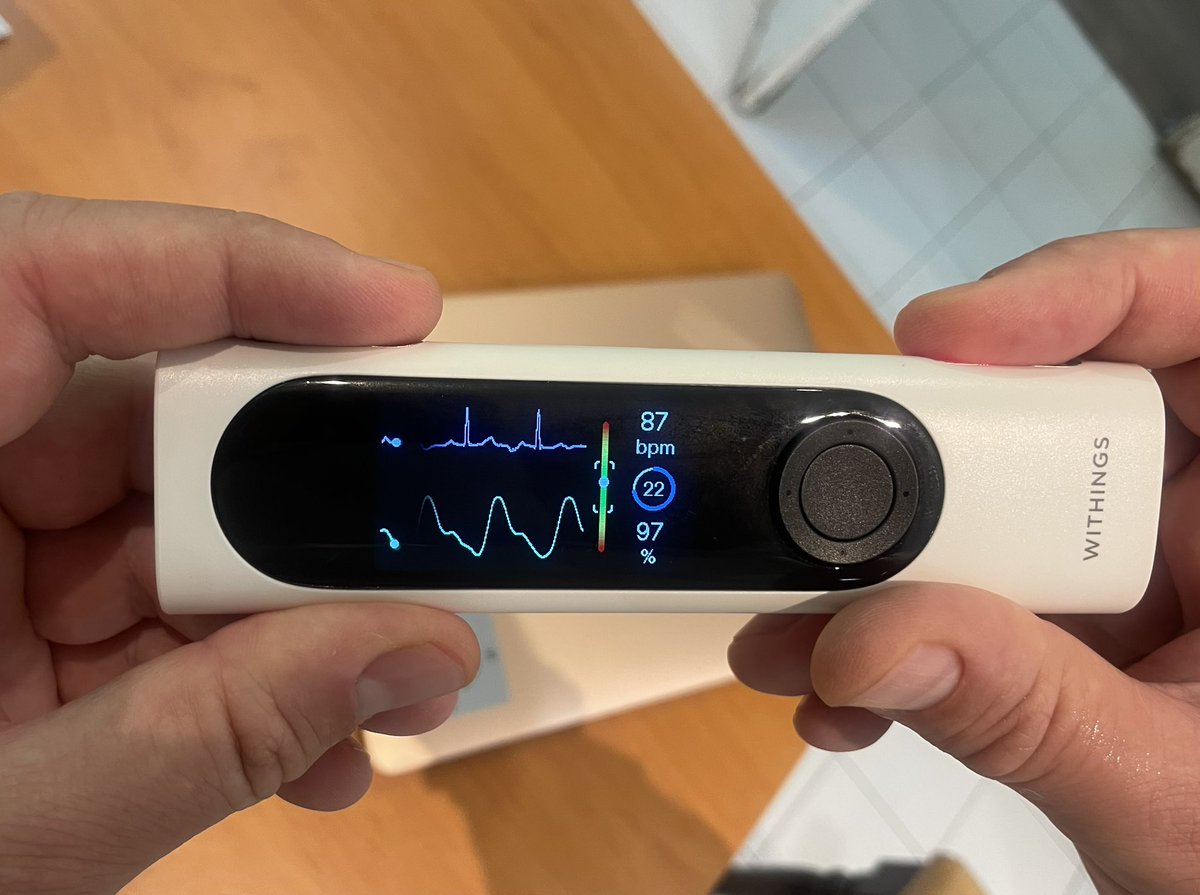 gkierzek's tweet photo. Franchement pas mal pour les vacances dans la trousse à pharmacie: oxygène , rythme cardiaque, température et même stéthoscope #beamo @WithingsFR. https://t.co/fIOWeY2Och https://t.co/mcn3owICOn