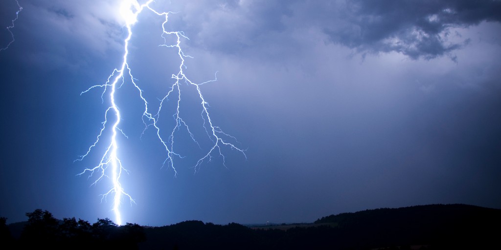 As we explore the reasons why August is typically a busy month for wildfire activity, #DYK that there are two different types of lightning? 

Positive and negative lightning differ in their origin and charge transfer. Negative lightning, the more common type, involves the