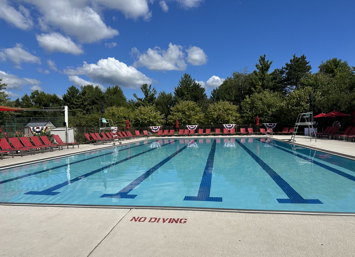 School drop-off = your cue to detox. 💆‍♀️ Join us Thurs, Aug 21 from 11–1 for Drop-off &amp; Detox—spritz specials, preordered bites, &amp; complimentary massages. RSVP on ForeTees! #EagleBrookCC #DropOffAndDetox #GenevaIL