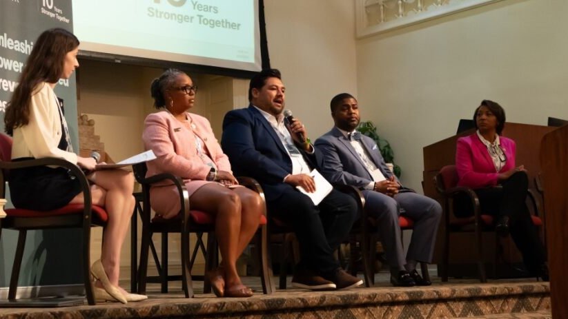 Strong_Cities's tweet image. We heard from mayors &amp;amp; city leaders on how they navigate on &amp;amp; offline threats to themselves &amp;amp; their communities. @victor4slcc &amp;amp; @BrklynCenterMN shared tips for de-escalating contentious council meetings, &amp;amp; @Broadview_Ill Mayor shared strategies to enhance safety protocols. 6/9