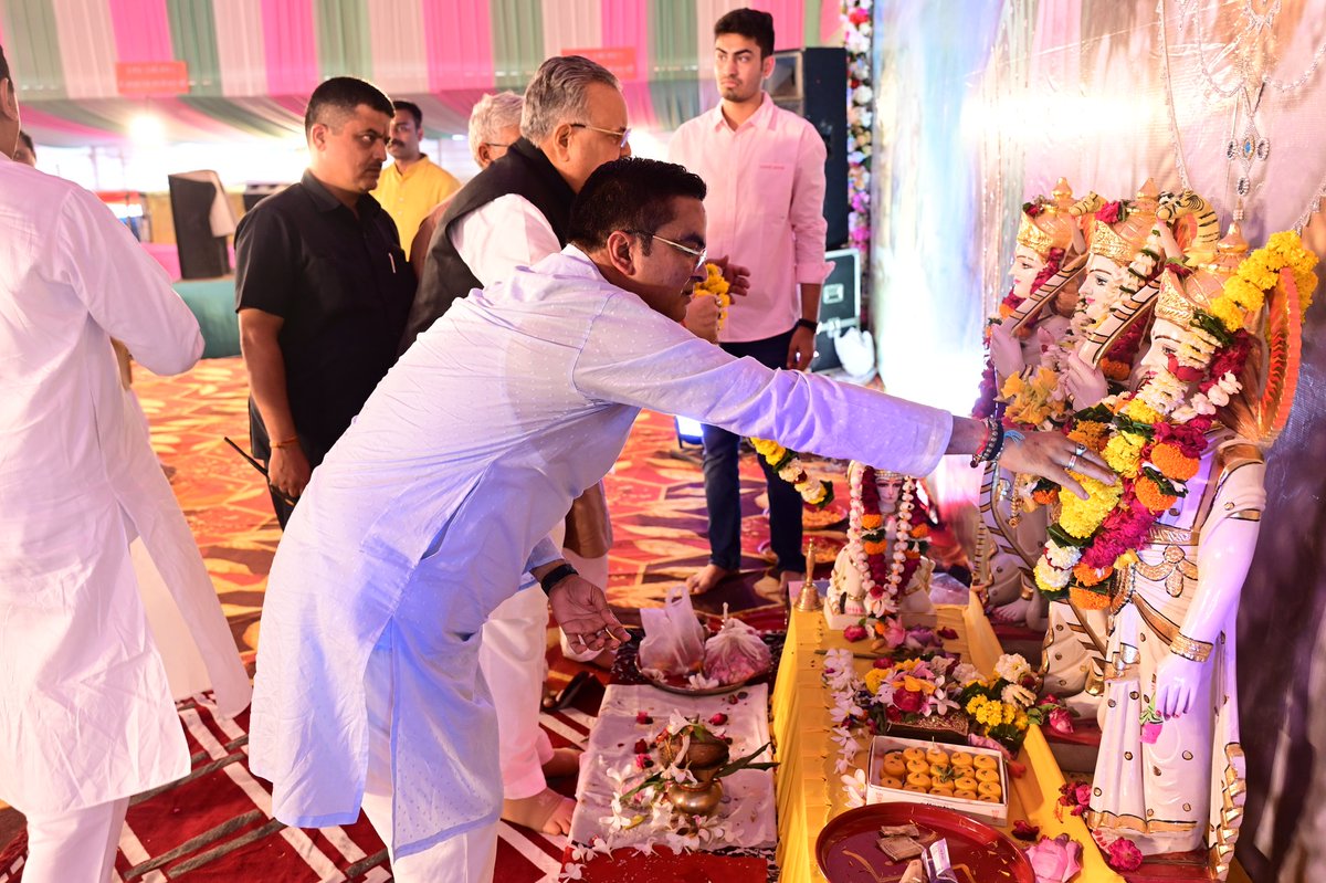 Rikesh_SenBJP's tweet photo. आज महेश कॉलोनी, दुर्ग में आयोजित रामायण पाठ के पावन अवसर पर आदरणीय विधानसभा अध्यक्ष डॉ. रमन सिंह जी के साथ सम्मिलित होने का सौभाग्य प्राप्त मिला।
#RamayanPath
#SpiritualJourney
#CulturalHeritage
#BlessedMoment
#Nitin_Nabin #अजय_जम्वाल #BL_Santosh #Shiv_Prakash #bjp https://t.co/6KZuQ2cQdG