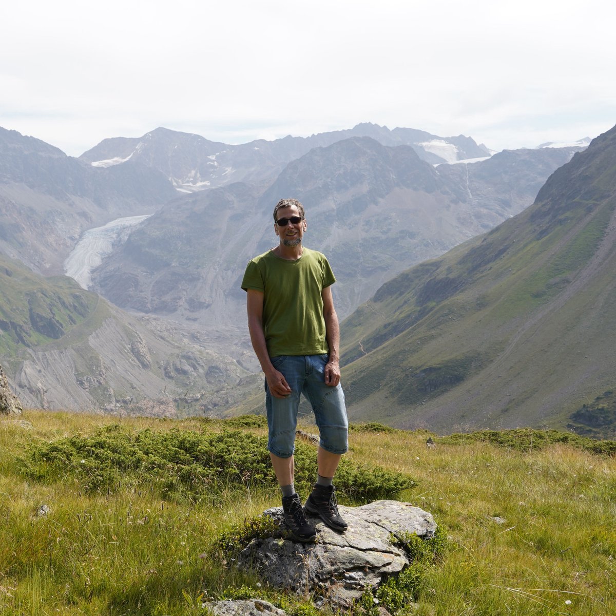 VQuaschning's tweet image. In den Alpen kann man die #Klimakrise mit bloßen Augen sehen. Die Gletscher sind dabei, unwiederbringlich verloren zu gehen. Der Gepatschferner hat bereits 50% seines Volumens verloren. Ohne Gletscher bekommen wir im Sommer Probleme mit dem Trinkwasser. 
Lasst und das aufhalten!