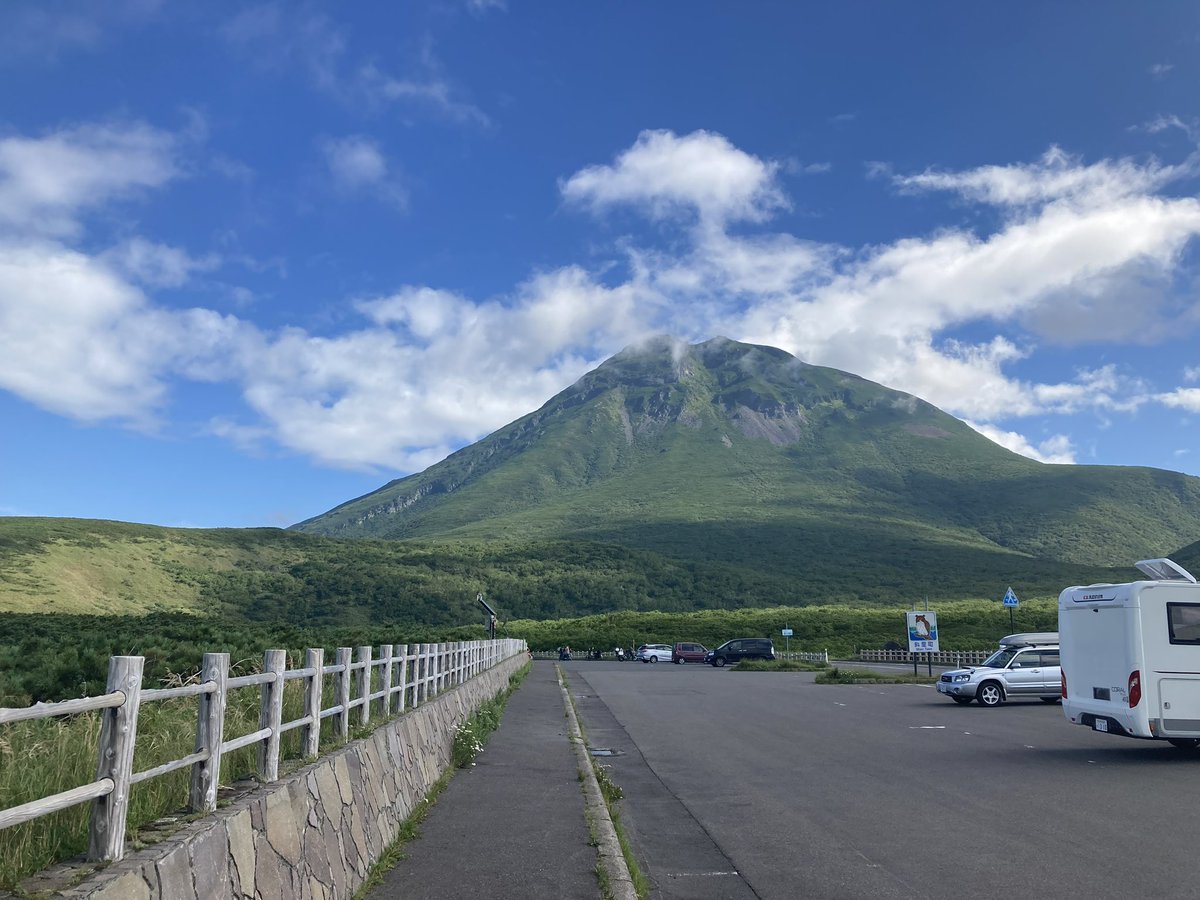 fforester23's tweet photo. 2022年に登った羅臼岳と知床峠で見かけたヒグマ。
羅臼温泉口から登る人が少なく、ヒグマと遭遇する可能性の恐怖感とともに長い行程を歩いたことを思いだした。 https://t.co/jSkoZAduon