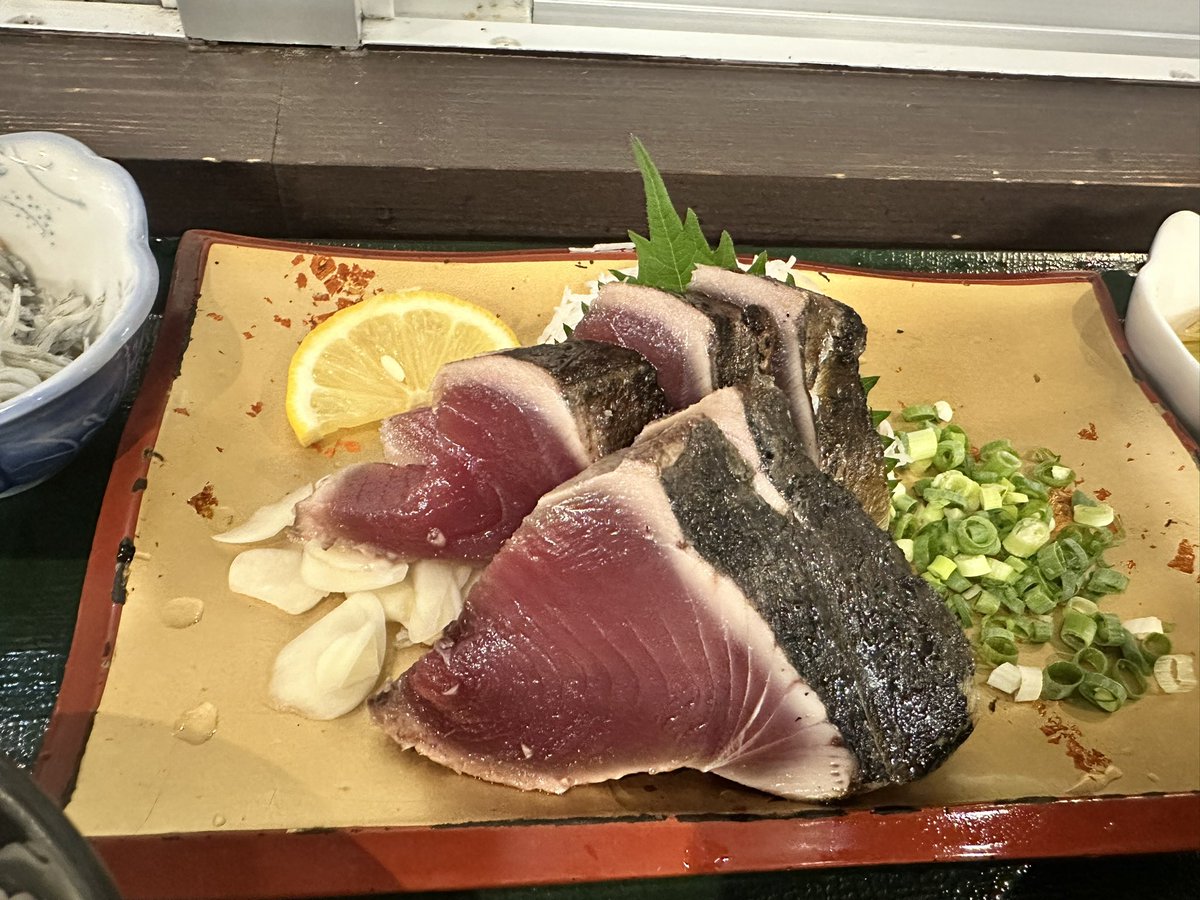 念願のカツオのタタキにありつけた🐟
ひろめ市場行ったけど、目当てのお店がオーダーストップ🕗お席もいっぱい〜💦雰囲気だけ味わって近くの店舗に入ったよ☺️
切り身の大きさにびっくり
歯がいらんくらいトロっと柔らか
皮目は香ばしい
生臭さ一才なし！
美味しかった♡
これにて1日目691㎞の旅終了