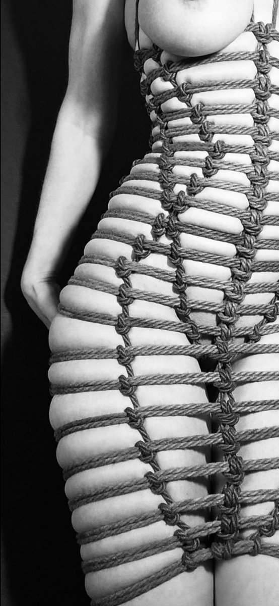 PaintitBlack_34's tweet photo. 🖤 Shibari sadece fiziksel değil.
Duygusal bir ritüeldir.
Hazırlık, iletişim, onay, güven… hepsi ritüelin parçası...
🤍
#Masochist #BDSMFeels #PainAndPleasure #KinkTruth
#SubStory https://t.co/sUsLAeCUOj