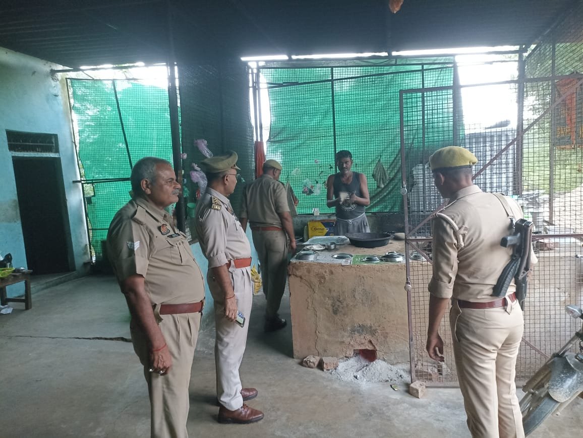 hamirpurpolice's tweet photo. #_SP हमीरपुर के निर्देशन में स्वतंत्रता दिवस पर्व की पूर्व संध्या पर थाना बिवांर पुलिस द्वारा अपने थाना क्षेत्र अतर्गत आने वाले ढाबों,होटल,रेलवे स्टेशन, बस अड्डा एवं अन्य स्थानों पर संदिग्ध व्यक्तियों एवं वाहनों की चेकिंग की गई साथ ही जनमानस को सुरक्षा के प्रति जागरूक किया गया। https://t.co/GBevFt5MNi