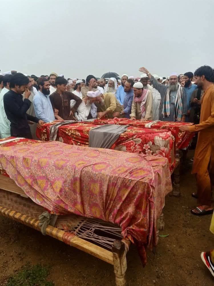 مفتي اعظم پاکستان شیخ الاسلام شیخ الحدیث شیخ القرآن سفیر امن امام سیاست نمونه سلف جانشین شیخ الہند  محققین عصر مجددین عصر ترجمانان سلفیت بریلویت دیوبندیت سب کو خبر ہو کہ باجوڑ میں بے گناہ عوام کی لاشیں پڑی ہے اور جو زندہ ہے وہ جینے کا حق مانگ رہے ہیں
#celebration
#IndependenceDay