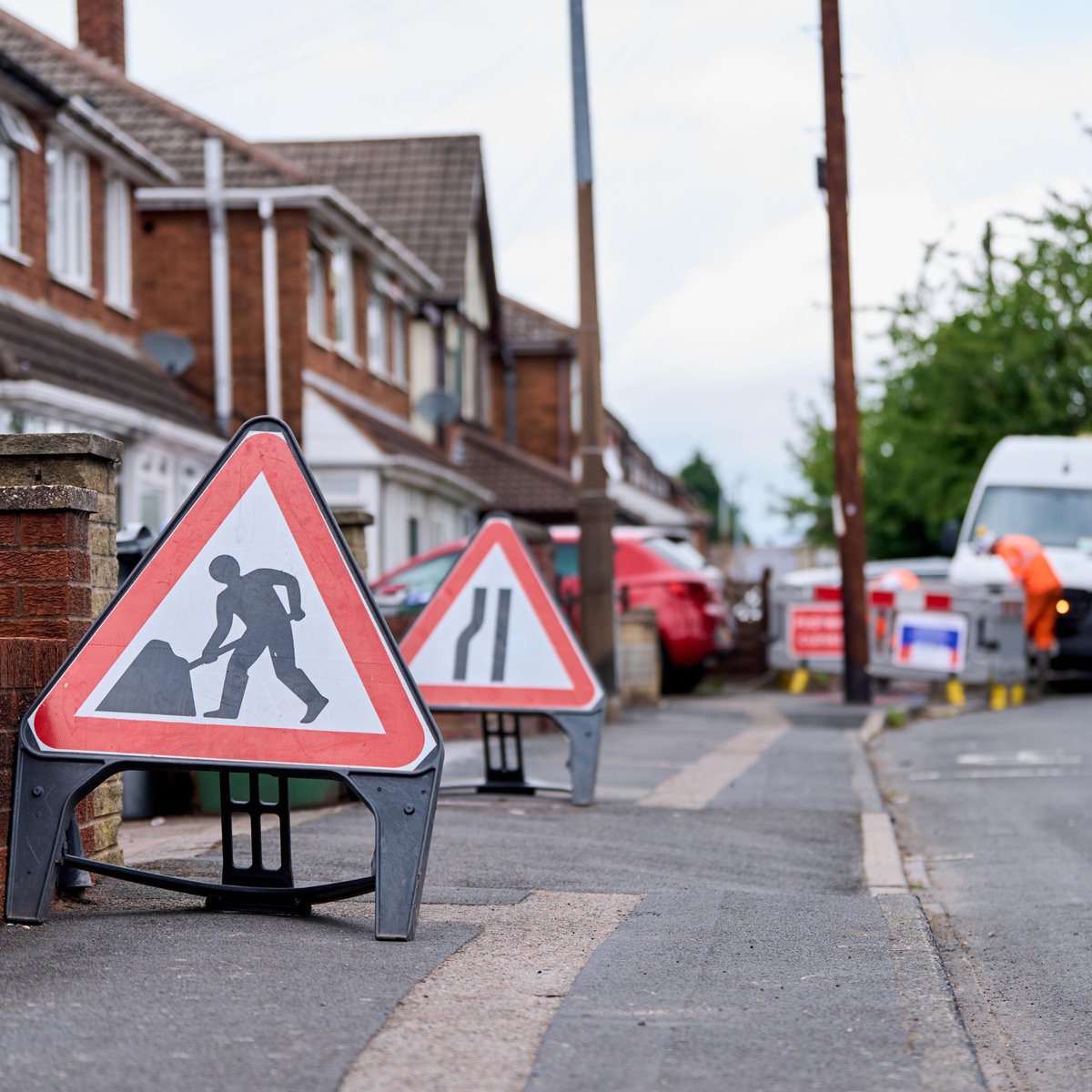 Hot weather can expand the ground, which can lead to burst pipes 🌡️

We're committed to cutting leakage, and we have more
people finding and fixing leaks than ever before 👷

If you would like to report a leak, tell us online: bit.ly/3Jht45i