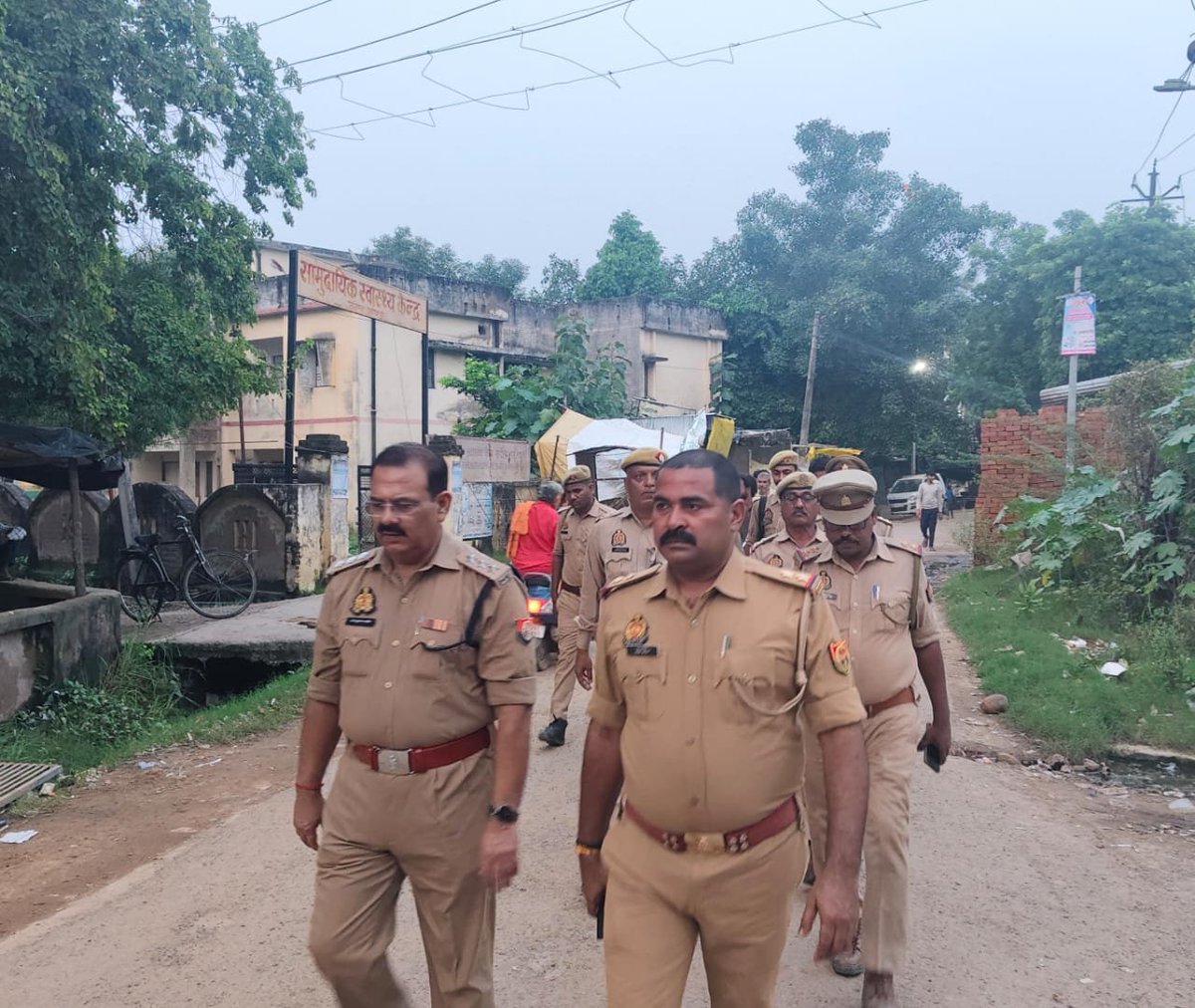 hamirpurpolice's tweet photo. #_SP हमीरपुर के निर्देशन में #_CO सरीला द्वारा स्वतंत्रता दिवस पर्व की पूर्व संध्या पर थाना जरिया पुलिस के साथ थाना क्षेत्र अतर्गत आने वाले ढाबों,होटल,रेलवे स्टेशन, बस अड्डा एवं अन्य स्थानों पर संदिग्ध व्यक्तियों एवं वाहनों की चेकिंग की गई। https://t.co/WytU0a7Yxv