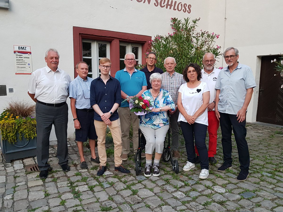 Am Dienstag hat der Geschichts- und Heimatverein Neustadt an der Aisch e.V. seine Mitgliederversammlung im Schlosshof abgehalten. Nach knapp 20 Jahren Einsatz als 1. Vorsitzende hat Carola Kabelitz ihren Posten an Armin Held übergeben und wurde zur Ehrenvorsitzenden gewählt. 👏💐