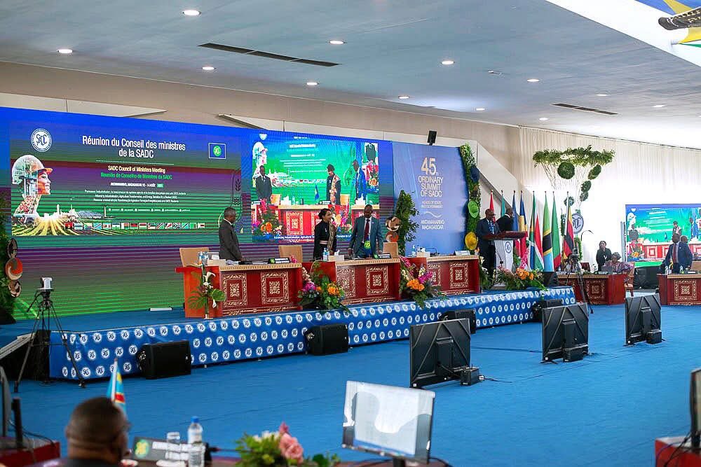 #RDC : Son Excellence Me. DIDIER MAZENGA MUKANZU actuel Ministre du Tourisme et son collègue S.E. <a href="/FloribertAnzu/">Floribert Anzuluni</a> , nouveau ministre de l’intégration régionale, ont participé aux côtés de leurs pairs à la réunion du conseil des ministres  de la #SADC à #Madagascar