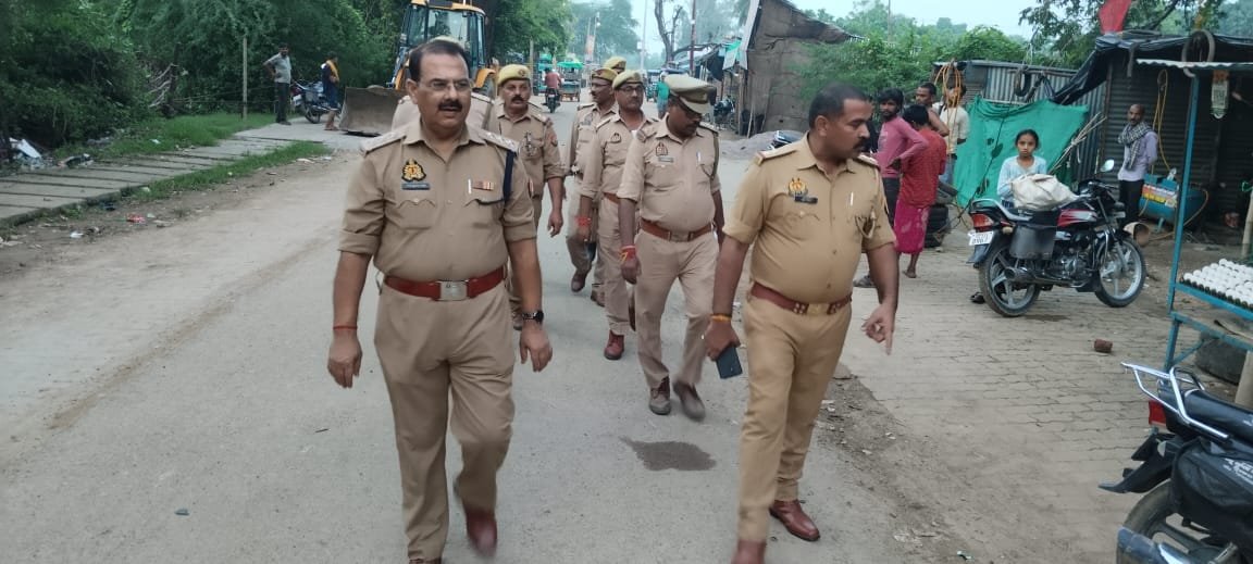 hamirpurpolice's tweet photo. #_SP हमीरपुर के निर्देशन में #_CO सरीला द्वारा स्वतंत्रता दिवस पर्व की पूर्व संध्या पर थाना जरिया पुलिस के साथ थाना क्षेत्र अतर्गत आने वाले ढाबों,होटल,रेलवे स्टेशन, बस अड्डा एवं अन्य स्थानों पर संदिग्ध व्यक्तियों एवं वाहनों की चेकिंग की गई। https://t.co/WytU0a7Yxv