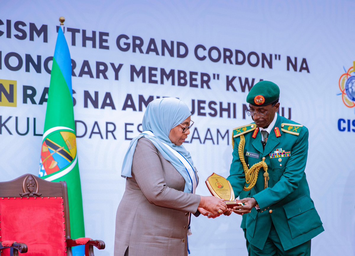 samia_in_Action's tweet photo. 📍Ikulu, Magogoni, Dar es Salaam

Rais wa Jamhuri ya Muungano wa Tanzania na Amiri Jeshi Mkuu, Mhe. Dkt. Samia Suluhu Hassan akitunukiwa Nishani ya Heshima ya Juu ya Baraza la Michezo ya Majeshi Duniani (The Grand Cordon) na Makamu wa Rais wa CISM Kanda ya Afrika Meja Jenerali Maikano Abdullahi kutoka Nigeria.

📆 14 Agosti, 2025
