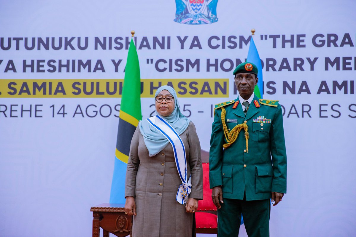 📍Ikulu, Magogoni, Dar es Salaam

Rais wa Jamhuri ya Muungano wa Tanzania na Amiri Jeshi Mkuu, Mhe. Dkt. Samia Suluhu Hassan akitunukiwa Nishani ya Heshima ya Juu ya Baraza la Michezo ya Majeshi Duniani (The Grand Cordon) na Makamu wa Rais wa CISM Kanda ya Afrika Meja Jenerali