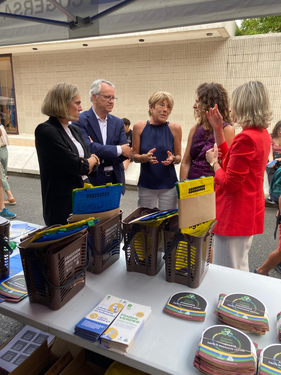 MovilidadAst's tweet image. 🌍🌳Las directoras generales de Medio Ambiente, Susana Madera, y del Agua, Vanesa Mateo, han participado en los actos de  @cogersaasturias  para celebrar el Día del Medio Ambiente en la #Fidma.  
ℹ️👉short-link.me/16Hks y short-link.me/1b77b