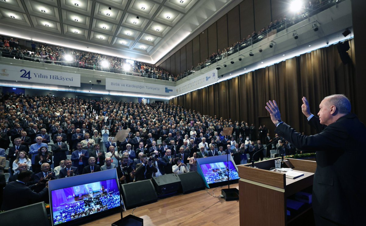 Bu dava, 24 yıldır olduğu gibi bugün de milletin yanında, milletin izinde..

AK Parti’mizin 24’üncü Kuruluş Yıl Dönümü münasebetiyle Genel Başkanımız, Cumhurbaşkanımız Sayın Recep Tayyip Erdoğan’ın liderliğinde Genel Merkezi’mizde dava arkadaşlarımızla bir araya geldik.