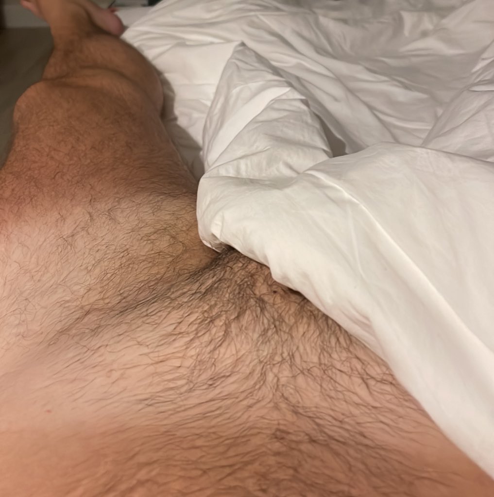 BulgeZaddy's tweet photo. Who else loves sleeping naked?
#hairy #tanlines #naked https://t.co/KYY7hHiEAe