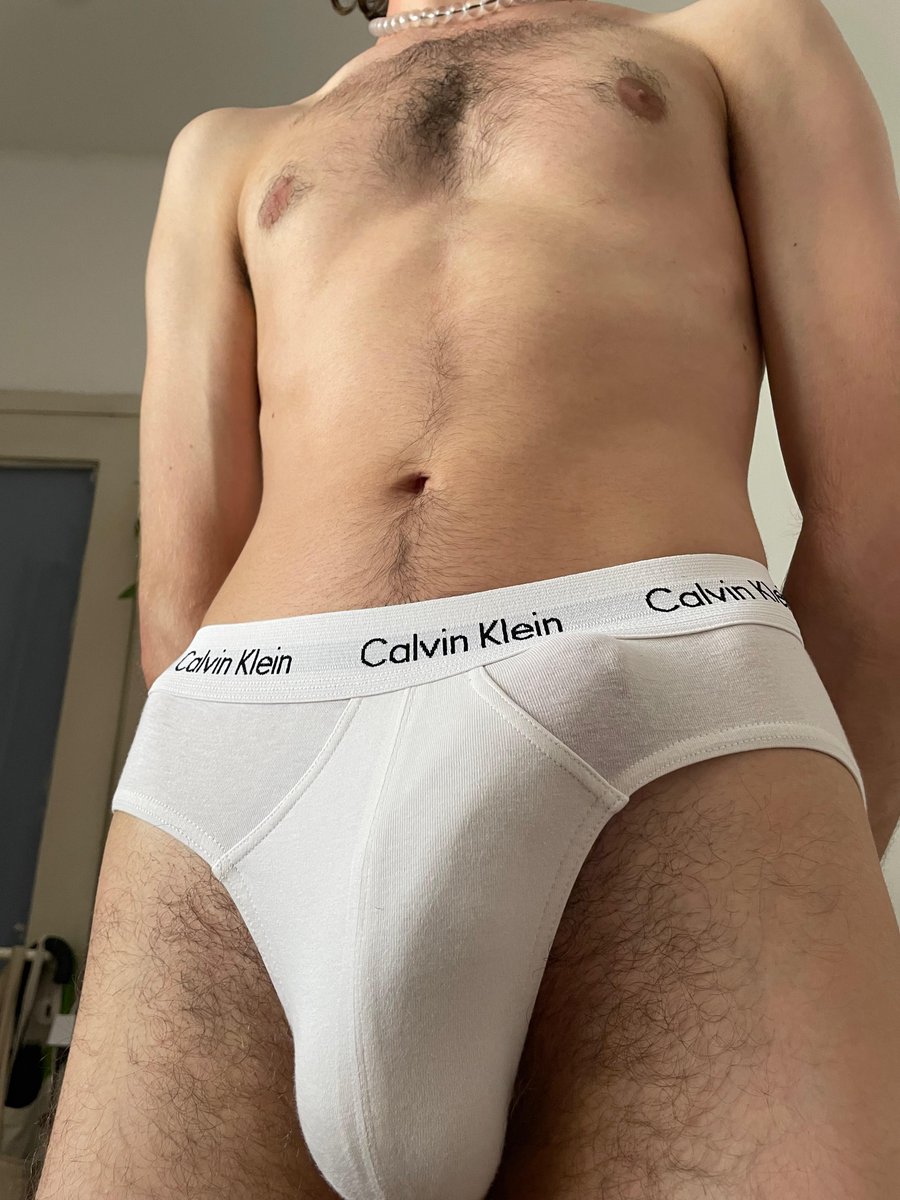 מכירים את זה שאתם חרמנים כל היום בעבודה ובגריינדר מדברים עם כל מני קצוות חוט אבל בסוף אף אחד לא מסתדר ואתם חוזרים הביתה לעשות ביד עם כזו זקפה?

כי אני לא 🤷